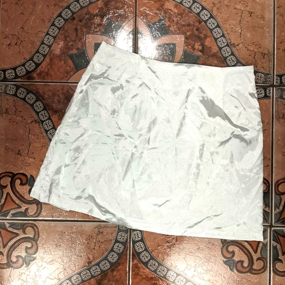 Satin lightweight white mini skirt with slit - Picture 2 of 4